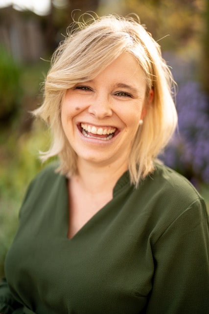 Lisa Busold lacht in die Kamera, im Hintergrund ein Garten
