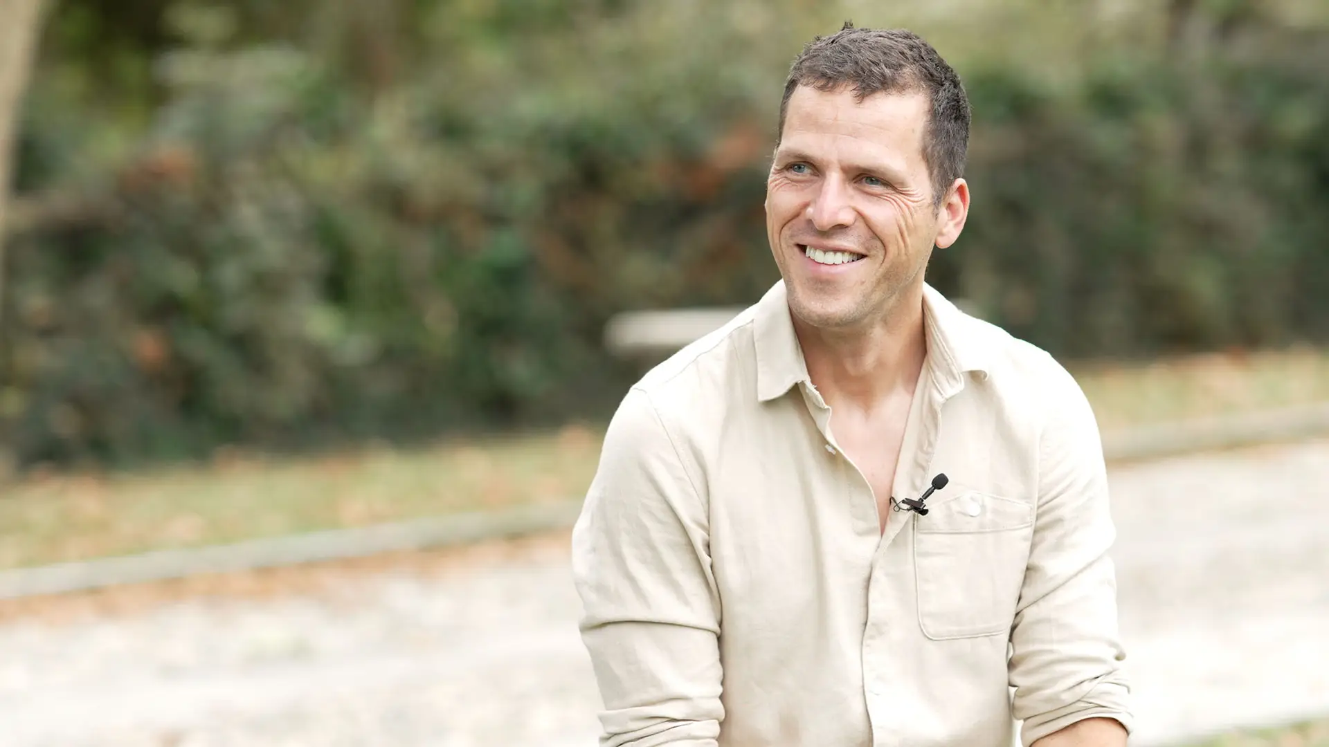 Stefan Franke lacht bei einem Gespräch im Freien